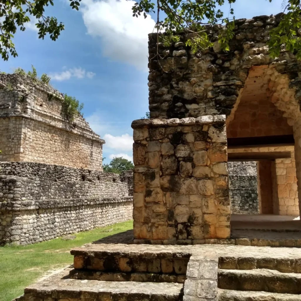 Se ve el arco maya y otra edificación